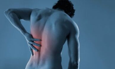 Ein Mann leidet unter Schmerzen im linken Schulterblatt