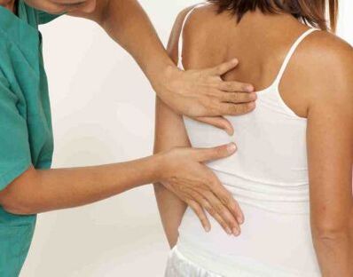 Ein Patient klagt bei einem Arzttermin über beidseitige Schmerzen in den Schulterblättern
