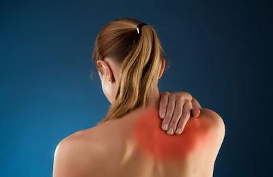Rückenschmerzen in den Schulterblättern einer Frau
