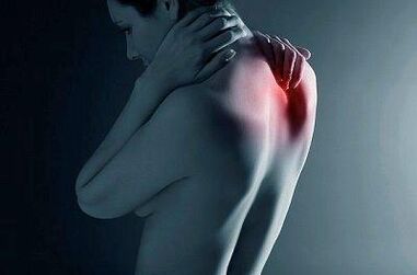 Schmerzen zwischen den Schulterblättern, deren Ursache in den Pathologien der Wirbelsäule liegt