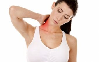Zieh-Schmerz in den Nacken- und Schulterblättern beim Drehen des Kopfes. 
