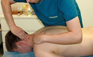 Massage der Halswirbelsäule bei Osteochondrose