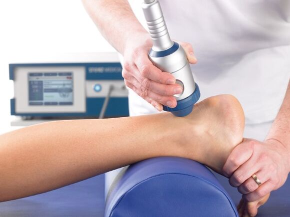 Physiotherapie kann helfen, Schmerzen in den Beingelenken nach einer Verletzung zu lindern.