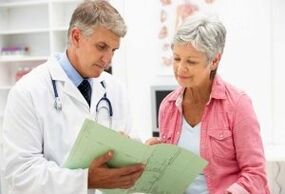 Eine Frau mit Arthritis bei einem Arzttermin eines Arztes
